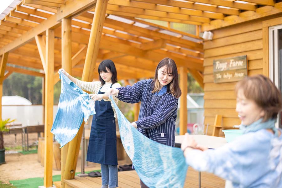 伊勢志摩BASEの藍染体験