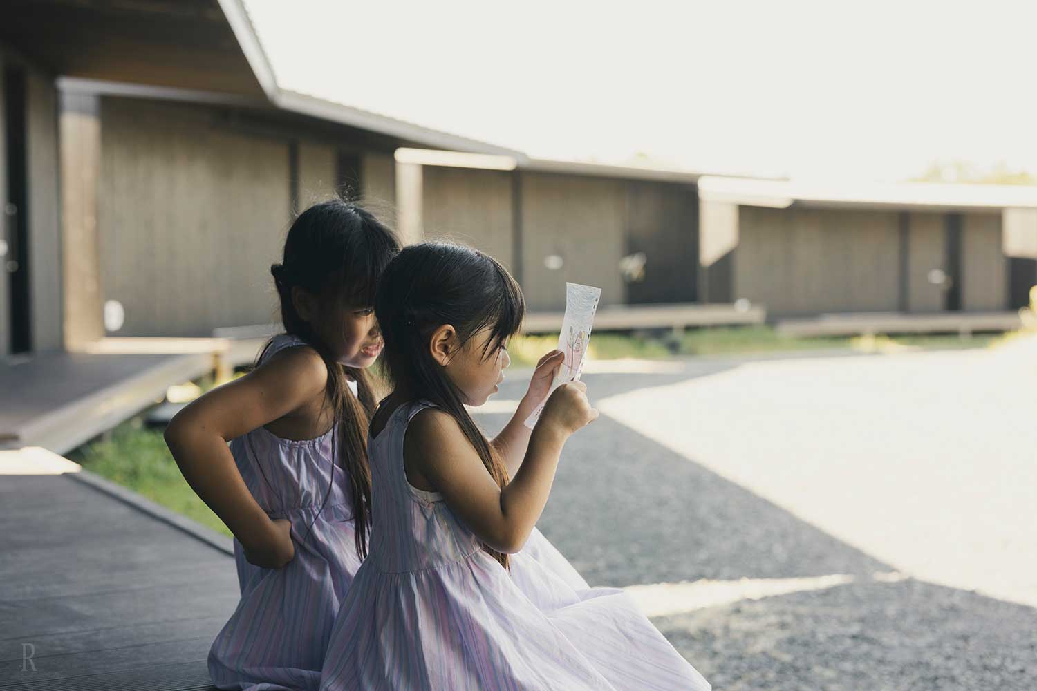伊勢志摩BASEの日陰でおしゃべりする姉妹
